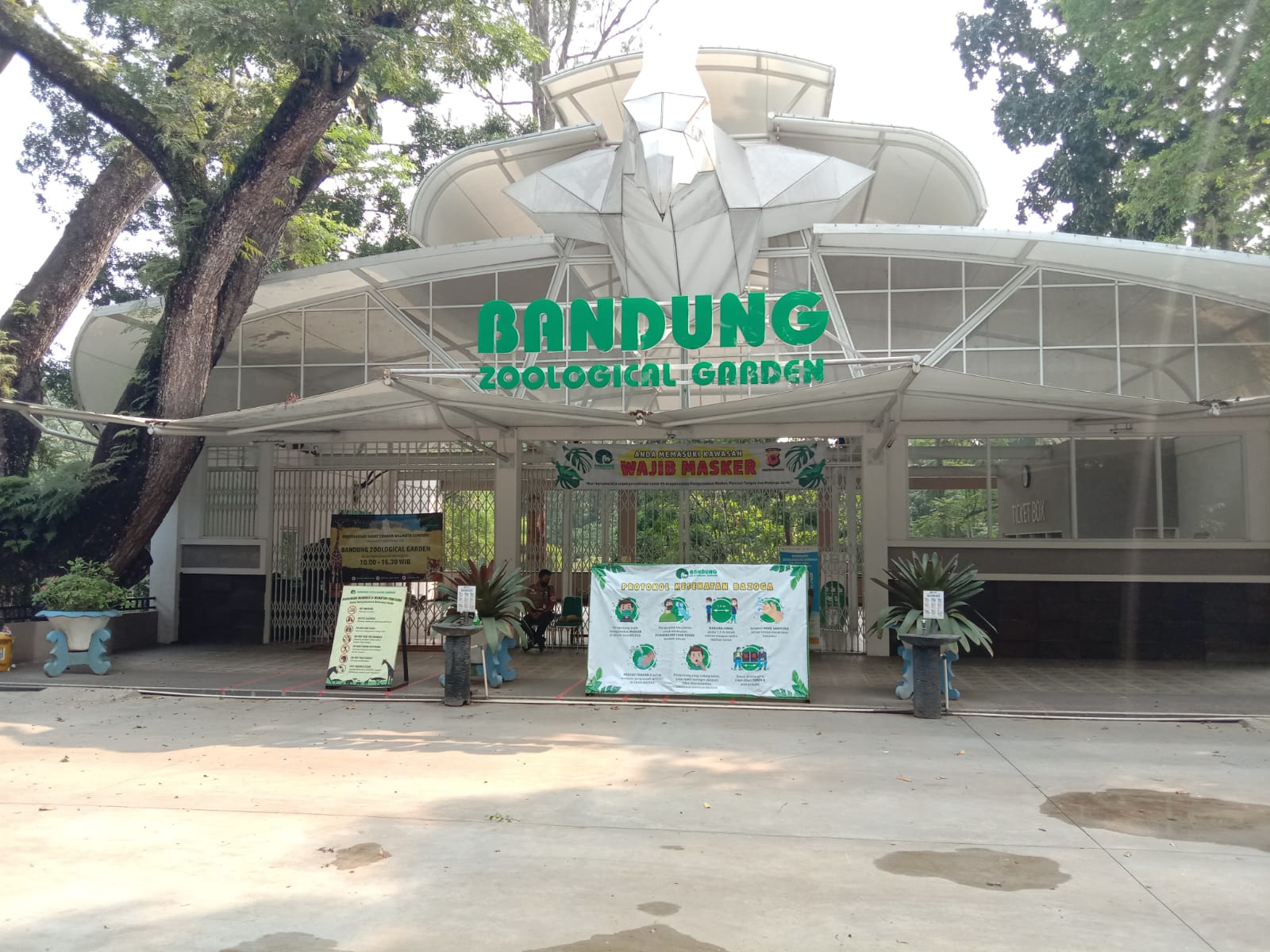 Bermain di Bandung Zoological Garden Bolu Susu Lembang